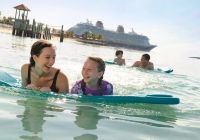 Disney cruise line disney castaway cay bahamas familia nadando
