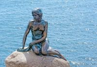 Dinamarca copenhagen estatua pequena sereia mar