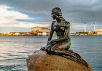 Dinamarca copenhagen estatua pequena sereia pordosol