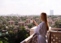 Jumeirah al qasr dubai lady balcony