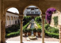 O caminho do alhambra para os jardins do generalife