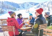Estados unidos deer valley resort amigos bebendo