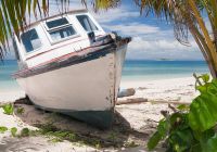 Barco atracado em praia de Fiji
