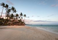 Crepúsculo em praia de Fiji