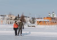 Casal em Rovaniemi no Inverno