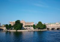 Edifício do Parlamento, vista lago