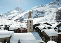 Franca val disere paisagem da vila com igreja
