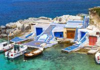 Barcos de pesca em Milos - Grécia.