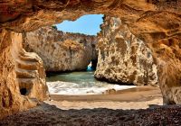 Caverna e praia Papafrangas - Milos, Grécia.
