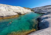 Praia Sarakiniko em Milos, Grécia.