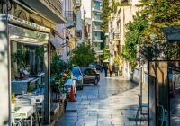 Vista rua estreita bairro Plaka Atenas, Grécia