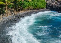 Praia de areia preta em Maui, Havaí.