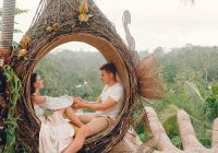 Casal sentado em um grande ninho em Bali