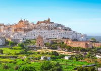 Puglia, Itália - Cidade Branca, horizonte panorâmico e Igreja Madonna Della Grata