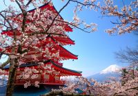 Mt Fuji com pagode vermelho, Fujiyoshida, Japão