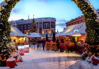 Mercado de natal na praca dome no centro historico de riga