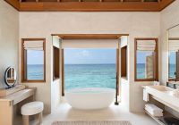 Huvafen fushi banheiro ocean with pool