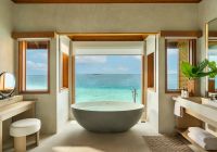Huvafen fushi lagoon bunaglow com piscina banheiro