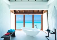 Banheira na Over Water Suite do Anantara Dhigu