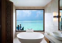 Banheira no Deluxe Overwater Pool Bungalow