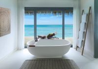 Banheiro da Overwater Villa no Vakkaru Maldives
