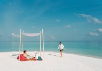 casal na praia nova maldives
