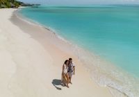 Conrad maldives rangali casal caminhando praia