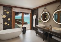 Conrad maldives rangali sunset water villa with pool banheiro
