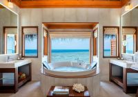 Huvafen fushi ocean bungalow with pool banheiro