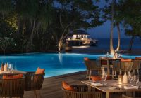 Jantar na piscina no Vakkaru Maldives