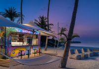 Maldivas velaa private island bar piscina