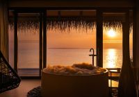 Maldivas velaa private island sunset deluxe water pool villa banheira