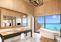 St regis maldives vommuli banheiro overwater villa with pool