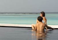 Sun siyam irufushi maldivas casal piscina