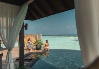 Sun siyam irufushi maldivas pool couple