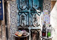 Detalhes de mosaicos pelas ruas de Fez, Marrocos.