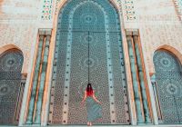 Marrocos casablanca mesquita hasan ii mulher na porta