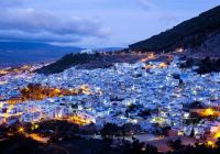 Vista noturna de Chaouen, Marrocos.