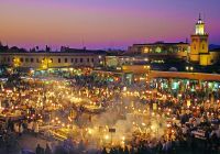 Vista noturna do mercado de Marrakech.