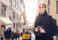 mulher turista lisboa portugal