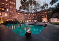 The dwarikas hotel piscina no entardecer