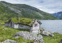 Casa antiga de madeira em fiorde na região de Balestrand