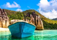 Barco em praia de Seychelles