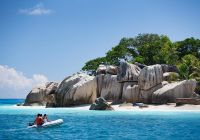 Raffles seychelles casal barco