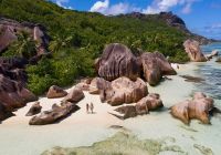 Raffles seychelles casal caminhando pedras