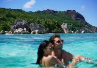 Raffles seychelles casal dentro mar