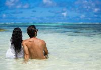 Raffles seychelles casal no mar