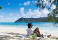 Raffles seychelles homem sentado praia