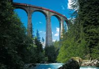 Schweiz tourismus franziska pfenniger the glacier express on the landwasser viaduct near filisur on 