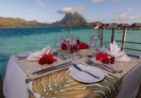 Le bora bora by pearl resorts refeicao na overwater bungalow